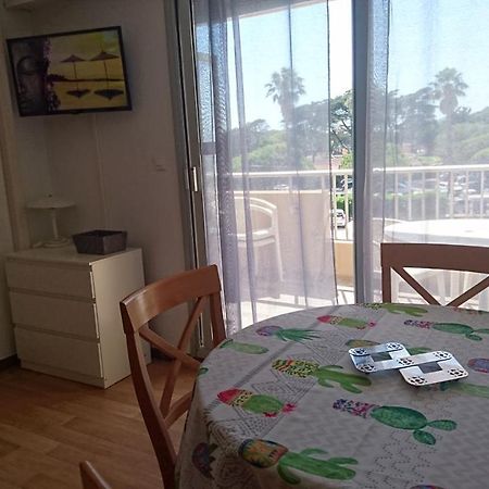 studio meublé sur le port de Hyères Esterno foto
