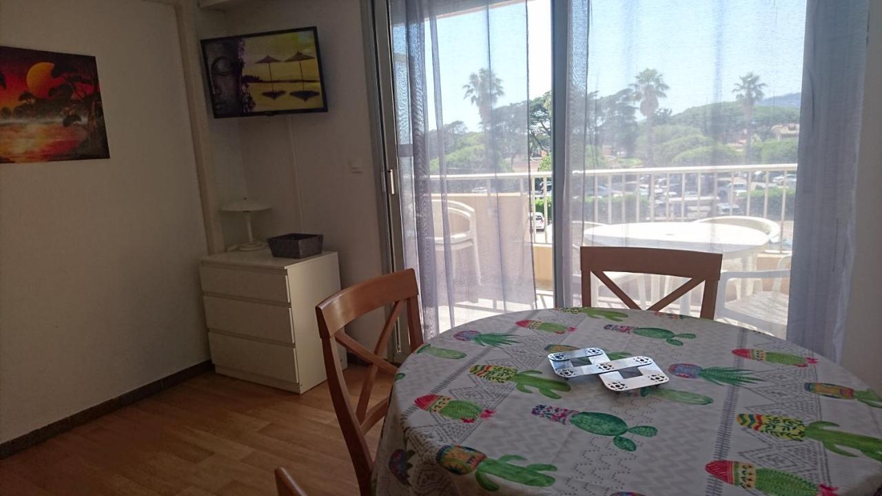 studio meublé sur le port de Hyères Esterno foto