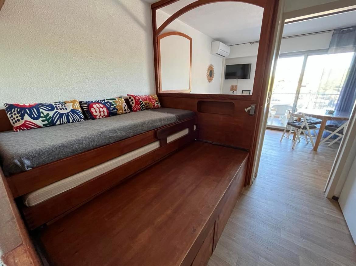 studio meublé sur le port de Hyères Esterno foto